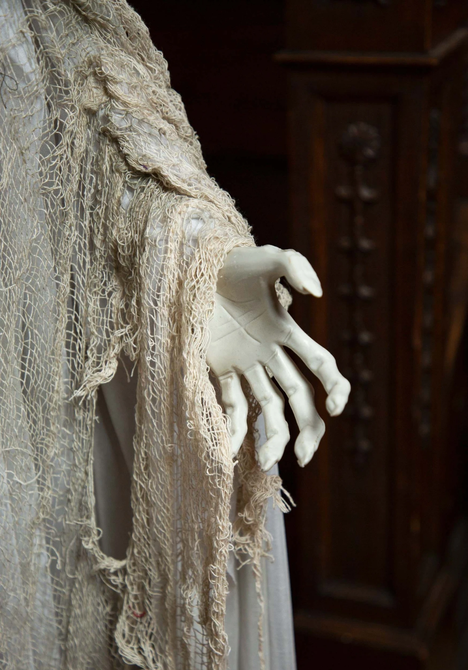 Life-Size Venetian Victoria Standing Ghost Girl Halloween Decoration 4 Life-Size Venetian Victoria Standing Ghost Girl Halloween Decoration - Image 2